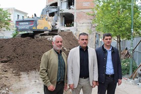 Στις εργασίες κατεδάφισης ο Μαμάκος - "ζούμε ιστορικές στιγμές στην πόλη μας"